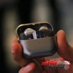 نمای در اتاق هدفون بلوتوثی سامسونگ Galaxy Buds3 Pro با نویز کنسلینگ فعال سبک دیواری و مرجع اندازه