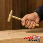 نمای جلو چکش چندکاره با سری برنج و دسته فلزی برچسب کیسه و وزن
