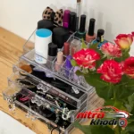 نمای جلو استند لوازم آرایشی سه کشو با طراحی زیبا طراحی و جزئیات کلیدی